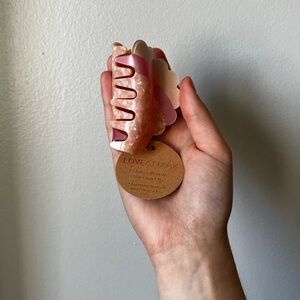 NWT LOVEATTACK cellulose acetate pink claw clip 🩷